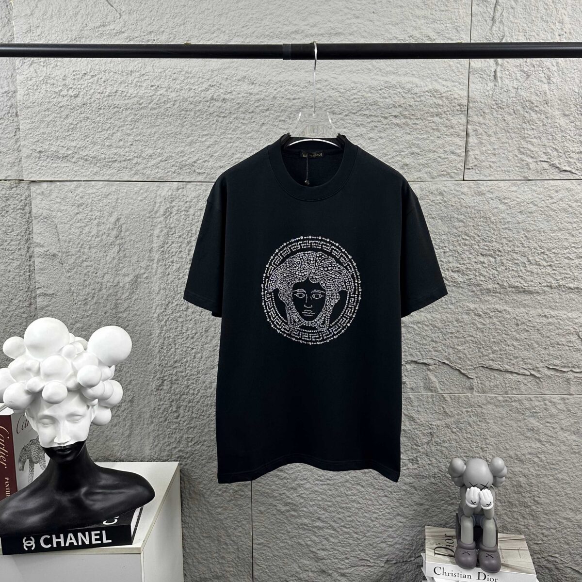 weigou_206685_1_209aada2cc P80 VersAce*范家* 2026 春夏新款 经典字母简约烫钻 定制双纱平纹纯棉面料 短袖T恤 男女同款 颜色 :黑色 白色 安哥拉红色 尺码: S (90-130斤) M (120-150斤) L (140-165斤) XL (160-180斤) XXL (180-210斤)