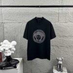 weigou_206685_1_209aada2cc P80 VersAce*范家* 2026 春夏新款 经典字母简约烫钻 定制双纱平纹纯棉面料 短袖T恤 男女同款 颜色 :黑色 白色 安哥拉红色 尺码: S (90-130斤) M (120-150斤) L (140-165斤) XL (160-180斤) XXL (180-210斤)
