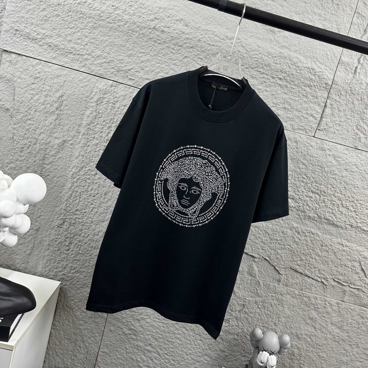 weigou_206685_2_66409cd97a P80 VersAce*范家* 2026 春夏新款 经典字母简约烫钻 定制双纱平纹纯棉面料 短袖T恤 男女同款 颜色 :黑色 白色 安哥拉红色 尺码: S (90-130斤) M (120-150斤) L (140-165斤) XL (160-180斤) XXL (180-210斤)