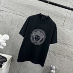 weigou_206685_2_66409cd97a P80 VersAce*范家* 2026 春夏新款 经典字母简约烫钻 定制双纱平纹纯棉面料 短袖T恤 男女同款 颜色 :黑色 白色 安哥拉红色 尺码: S (90-130斤) M (120-150斤) L (140-165斤) XL (160-180斤) XXL (180-210斤)