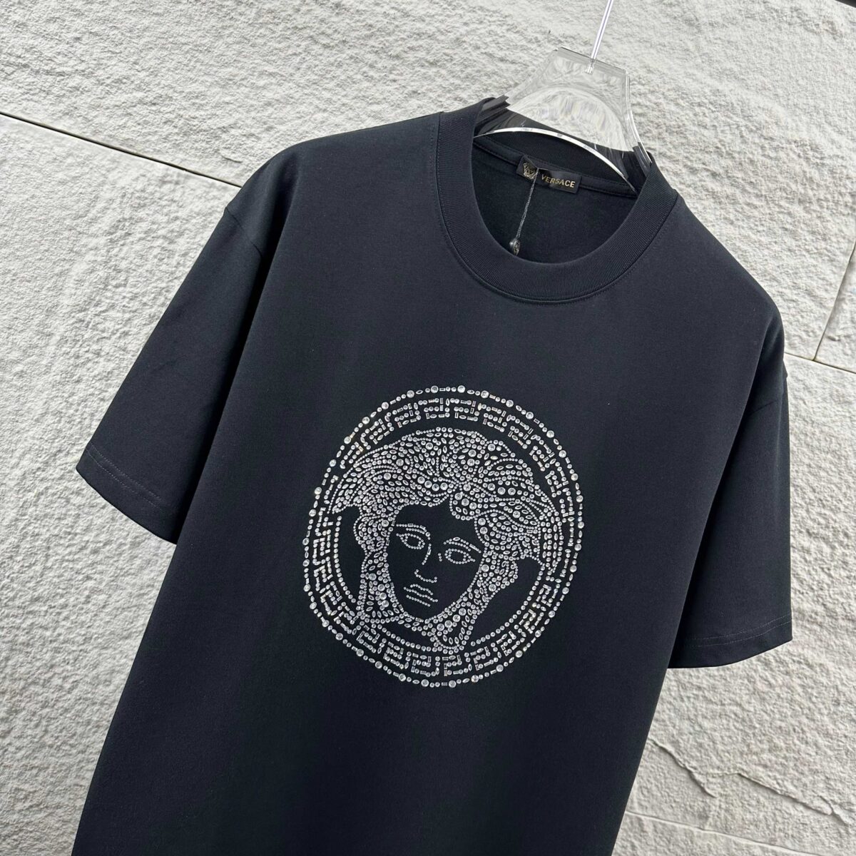 weigou_206685_3_5b870de385 P80 VersAce*范家* 2026 春夏新款 经典字母简约烫钻 定制双纱平纹纯棉面料 短袖T恤 男女同款 颜色 :黑色 白色 安哥拉红色 尺码: S (90-130斤) M (120-150斤) L (140-165斤) XL (160-180斤) XXL (180-210斤)
