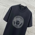 weigou_206685_3_5b870de385 P80 VersAce*范家* 2026 春夏新款 经典字母简约烫钻 定制双纱平纹纯棉面料 短袖T恤 男女同款 颜色 :黑色 白色 安哥拉红色 尺码: S (90-130斤) M (120-150斤) L (140-165斤) XL (160-180斤) XXL (180-210斤)
