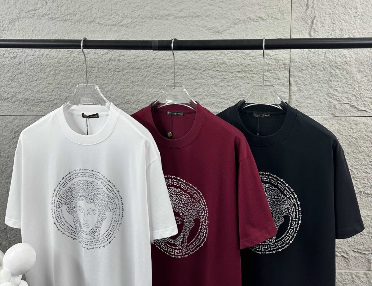 weigou_206685_6_118e695dde P80 VersAce*范家* 2026 春夏新款 经典字母简约烫钻 定制双纱平纹纯棉面料 短袖T恤 男女同款 颜色 :黑色 白色 安哥拉红色 尺码: S (90-130斤) M (120-150斤) L (140-165斤) XL (160-180斤) XXL (180-210斤)