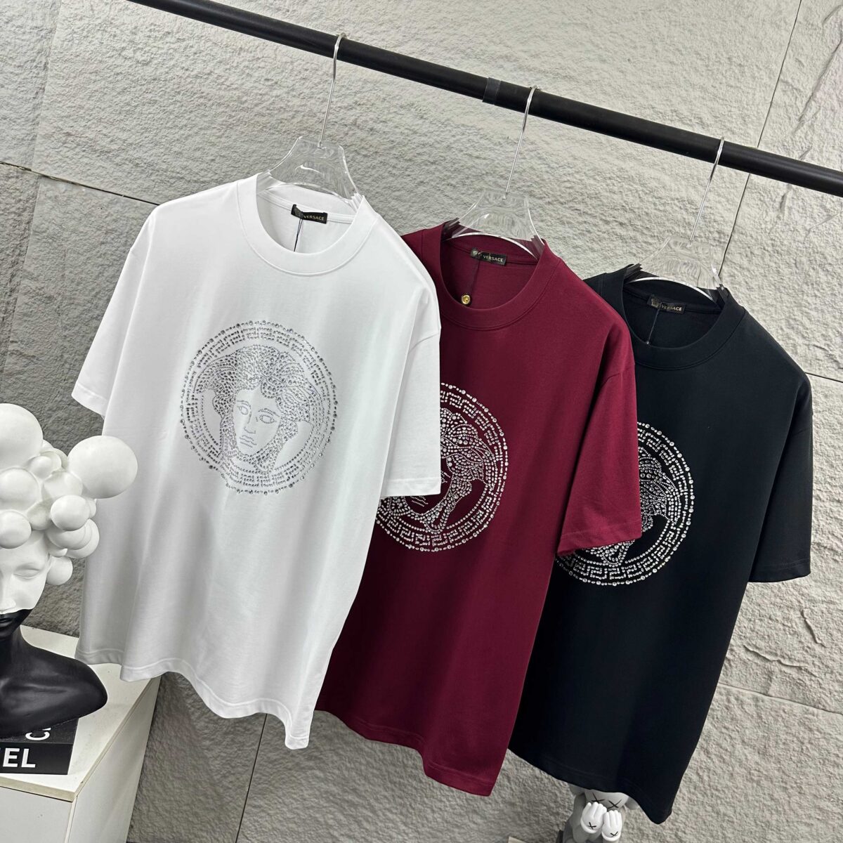 weigou_206685_7_1260e4a395 P80 VersAce*范家* 2026 春夏新款 经典字母简约烫钻 定制双纱平纹纯棉面料 短袖T恤 男女同款 颜色 :黑色 白色 安哥拉红色 尺码: S (90-130斤) M (120-150斤) L (140-165斤) XL (160-180斤) XXL (180-210斤)