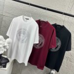 weigou_206685_7_1260e4a395 P80 VersAce*范家* 2026 春夏新款 经典字母简约烫钻 定制双纱平纹纯棉面料 短袖T恤 男女同款 颜色 :黑色 白色 安哥拉红色 尺码: S (90-130斤) M (120-150斤) L (140-165斤) XL (160-180斤) XXL (180-210斤)