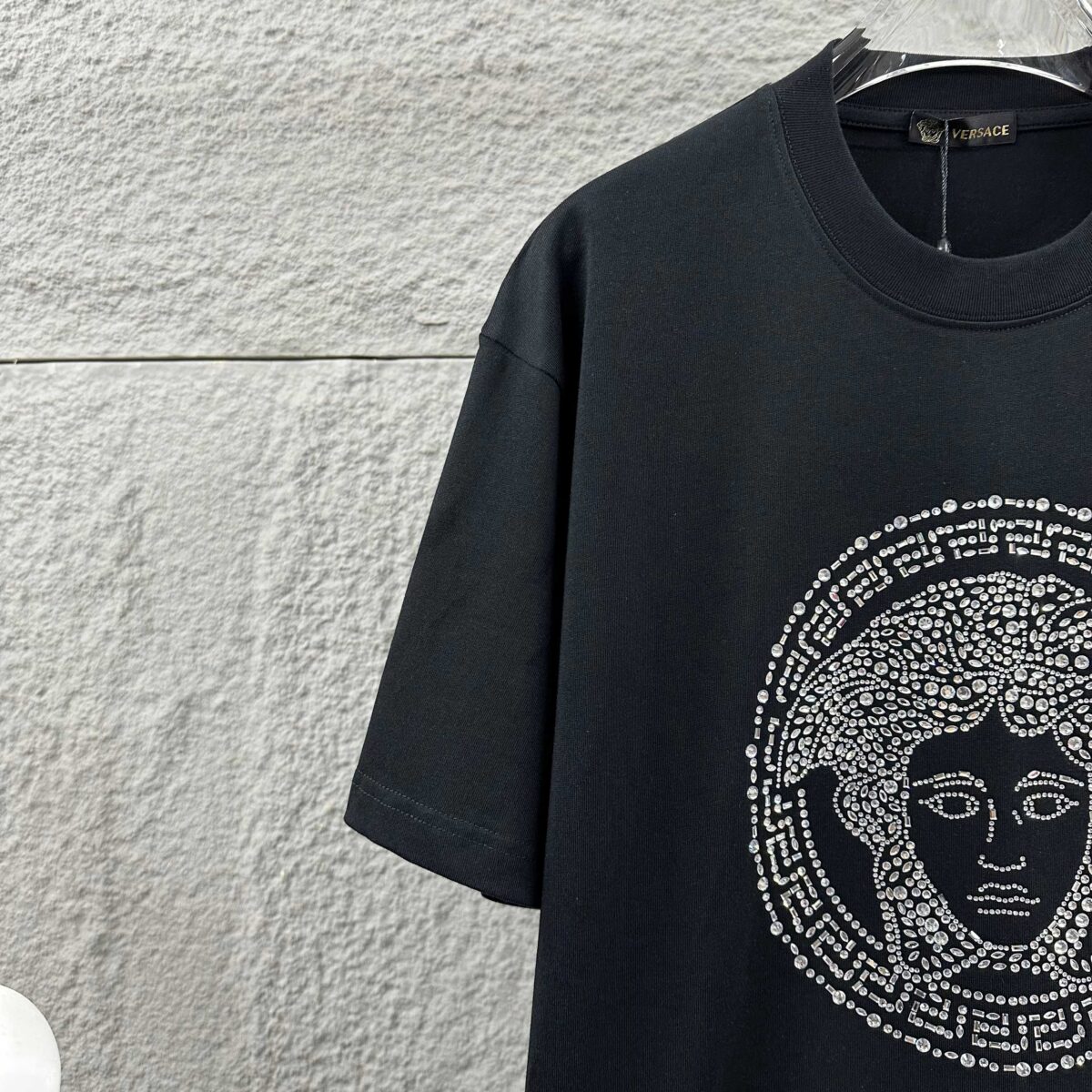 weigou_206685_8_f940bcfe5c P80 VersAce*范家* 2026 春夏新款 经典字母简约烫钻 定制双纱平纹纯棉面料 短袖T恤 男女同款 颜色 :黑色 白色 安哥拉红色 尺码: S (90-130斤) M (120-150斤) L (140-165斤) XL (160-180斤) XXL (180-210斤)