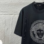 weigou_206685_8_f940bcfe5c P80 VersAce*范家* 2026 春夏新款 经典字母简约烫钻 定制双纱平纹纯棉面料 短袖T恤 男女同款 颜色 :黑色 白色 安哥拉红色 尺码: S (90-130斤) M (120-150斤) L (140-165斤) XL (160-180斤) XXL (180-210斤)
