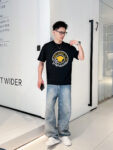 P70 范思哲 春夏新款首发专柜最新款短袖圆领T恤 高端订制 设计前卫时尚！高端定制高支棉面料.手感柔软.穿着舒适.专柜级别精致车线.做工精细.上身效果无敌帅气！型男必备单品！码数：S-2XL