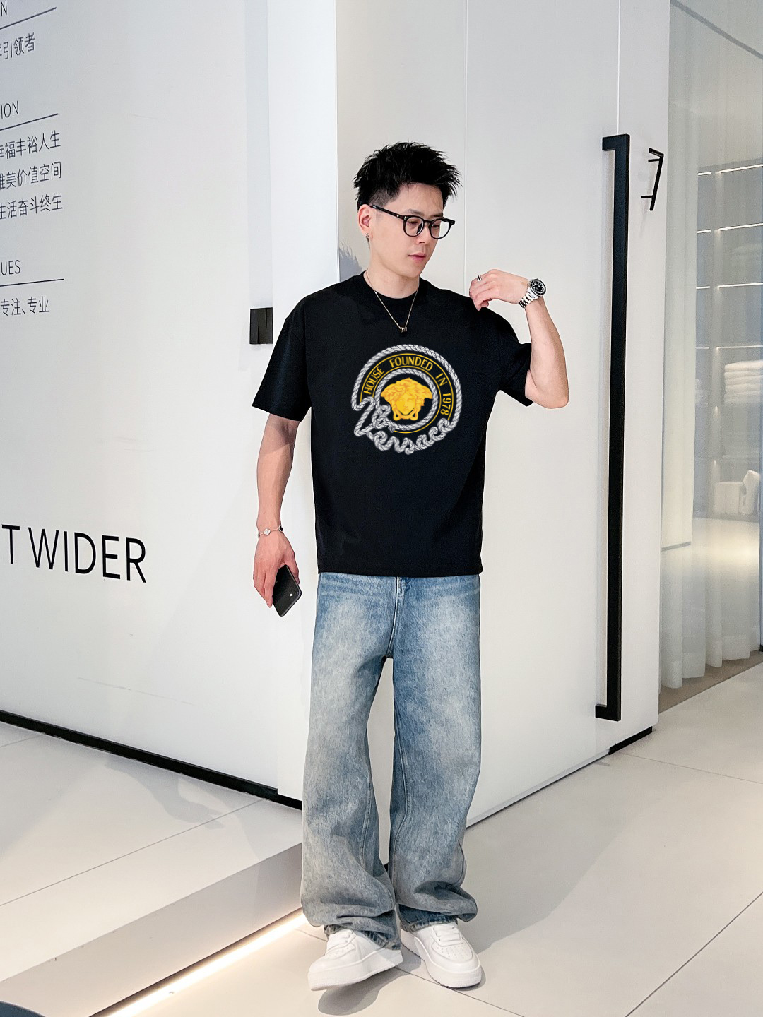 P70 范思哲 春夏新款首发专柜最新款短袖圆领T恤 高端订制 设计前卫时尚！高端定制高支棉面料.手感柔软.穿着舒适.专柜级别精致车线.做工精细.上身效果无敌帅气！型男必备单品！码数：S-2XL