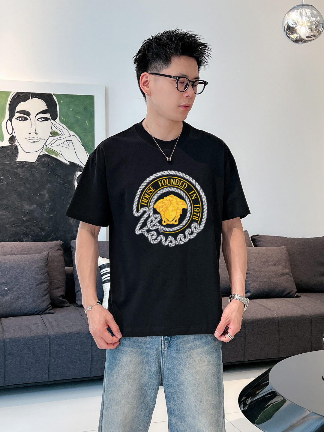 P70 范思哲 春夏新款首发专柜最新款短袖圆领T恤 高端订制 设计前卫时尚！高端定制高支棉面料.手感柔软.穿着舒适.专柜级别精致车线.做工精细.上身效果无敌帅气！型男必备单品！码数：S-2XL