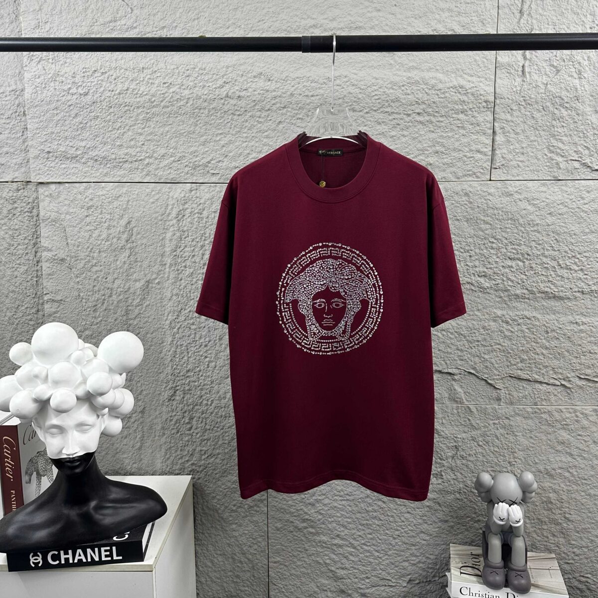 weigou_206740_0_18125b1b53 P80 VersAce*范家* 2026 春夏新款 经典字母简约烫钻 定制双纱平纹纯棉面料 短袖T恤 男女同款 颜色 :黑色 白色 安哥拉红色 尺码: S (90-130斤) M (120-150斤) L (140-165斤) XL (160-180斤) XXL (180-210斤)