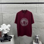 weigou_206740_0_18125b1b53 P80 VersAce*范家* 2026 春夏新款 经典字母简约烫钻 定制双纱平纹纯棉面料 短袖T恤 男女同款 颜色 :黑色 白色 安哥拉红色 尺码: S (90-130斤) M (120-150斤) L (140-165斤) XL (160-180斤) XXL (180-210斤)