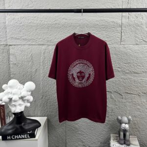 weigou_206740_0_18125b1b53 P80 VersAce*范家* 2026 春夏新款 经典字母简约烫钻 定制双纱平纹纯棉面料 短袖T恤 男女同款 颜色 :黑色 白色 安哥拉红色 尺码: S (90-130斤) M (120-150斤) L (140-165斤) XL (160-180斤) XXL (180-210斤)