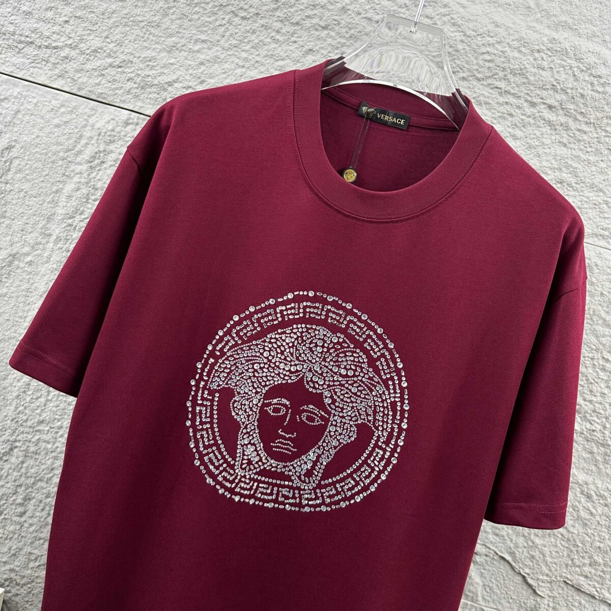 weigou_206740_1_4fbc6be61c P80 VersAce*范家* 2026 春夏新款 经典字母简约烫钻 定制双纱平纹纯棉面料 短袖T恤 男女同款 颜色 :黑色 白色 安哥拉红色 尺码: S (90-130斤) M (120-150斤) L (140-165斤) XL (160-180斤) XXL (180-210斤)