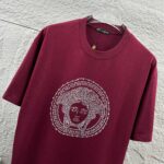 weigou_206740_1_4fbc6be61c P80 VersAce*范家* 2026 春夏新款 经典字母简约烫钻 定制双纱平纹纯棉面料 短袖T恤 男女同款 颜色 :黑色 白色 安哥拉红色 尺码: S (90-130斤) M (120-150斤) L (140-165斤) XL (160-180斤) XXL (180-210斤)