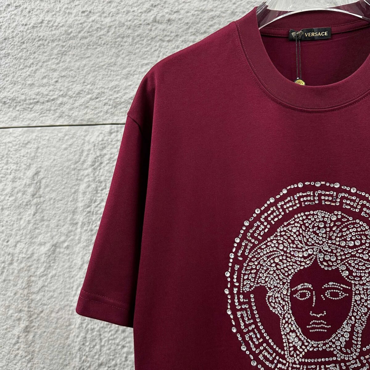 weigou_206740_2_dd91c69a7d P80 VersAce*范家* 2026 春夏新款 经典字母简约烫钻 定制双纱平纹纯棉面料 短袖T恤 男女同款 颜色 :黑色 白色 安哥拉红色 尺码: S (90-130斤) M (120-150斤) L (140-165斤) XL (160-180斤) XXL (180-210斤)