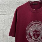 weigou_206740_2_dd91c69a7d P80 VersAce*范家* 2026 春夏新款 经典字母简约烫钻 定制双纱平纹纯棉面料 短袖T恤 男女同款 颜色 :黑色 白色 安哥拉红色 尺码: S (90-130斤) M (120-150斤) L (140-165斤) XL (160-180斤) XXL (180-210斤)