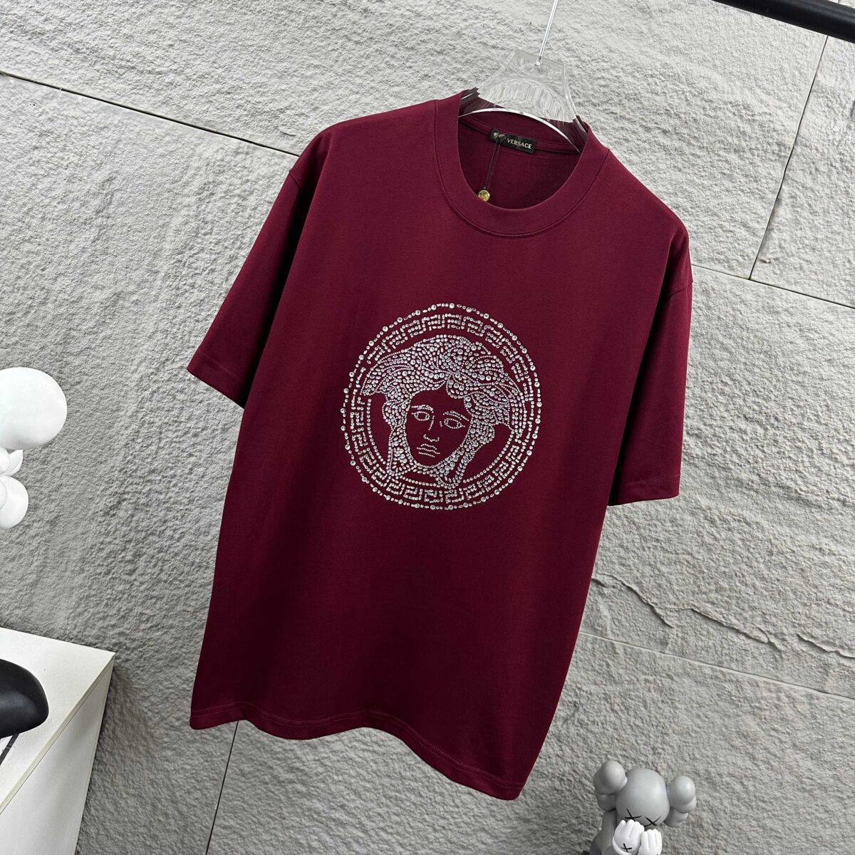 weigou_206740_4_78139544a4 P80 VersAce*范家* 2026 春夏新款 经典字母简约烫钻 定制双纱平纹纯棉面料 短袖T恤 男女同款 颜色 :黑色 白色 安哥拉红色 尺码: S (90-130斤) M (120-150斤) L (140-165斤) XL (160-180斤) XXL (180-210斤)