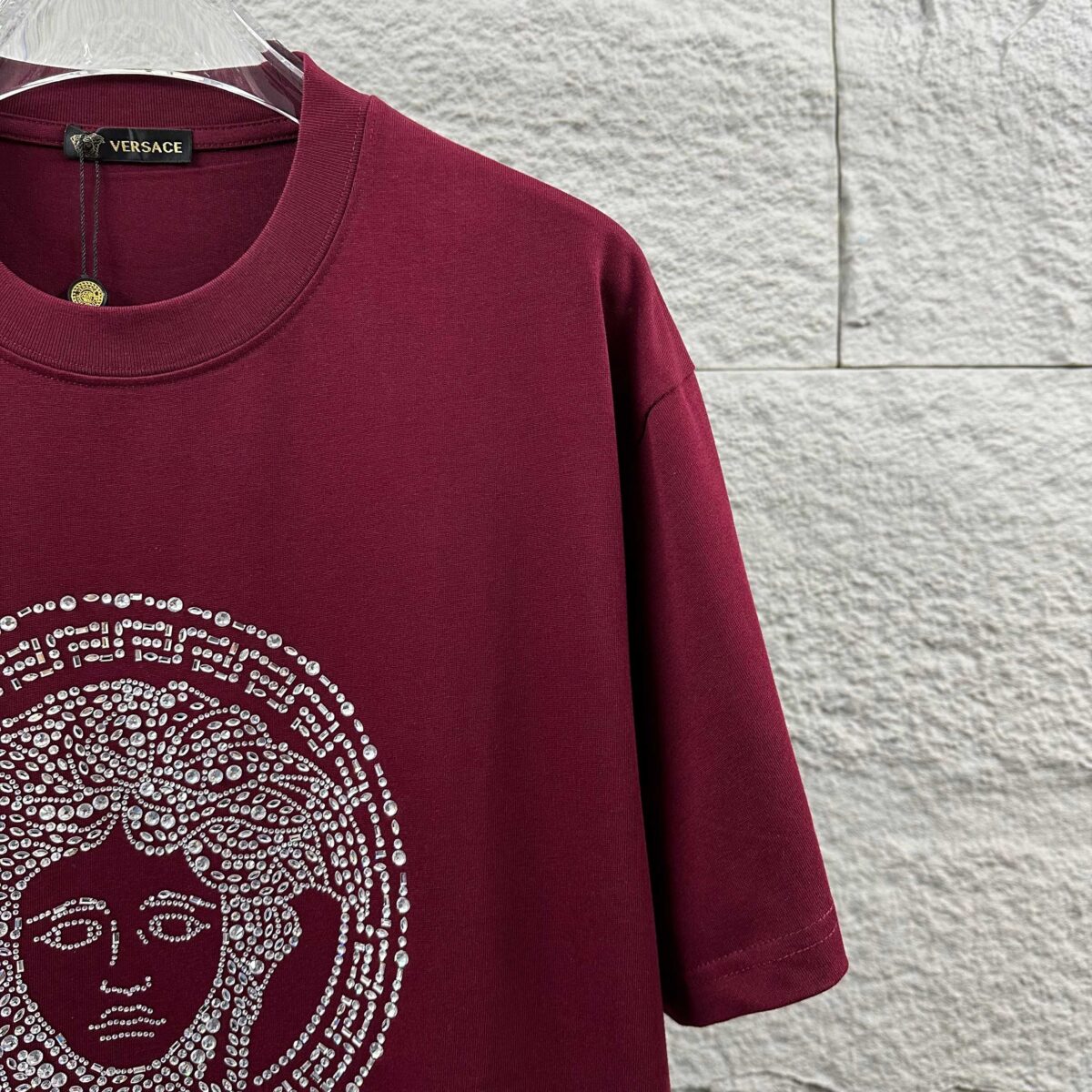 weigou_206740_5_8edbbca113 P80 VersAce*范家* 2026 春夏新款 经典字母简约烫钻 定制双纱平纹纯棉面料 短袖T恤 男女同款 颜色 :黑色 白色 安哥拉红色 尺码: S (90-130斤) M (120-150斤) L (140-165斤) XL (160-180斤) XXL (180-210斤)