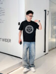 P70 范思哲 春夏新款首发专柜最新款短袖圆领T恤 高端订制 设计前卫时尚！高端定制高支棉面料.手感柔软.穿着舒适.专柜级别精致车线.做工精细.上身效果无敌帅气！型男必备单品！码数：S-2XL