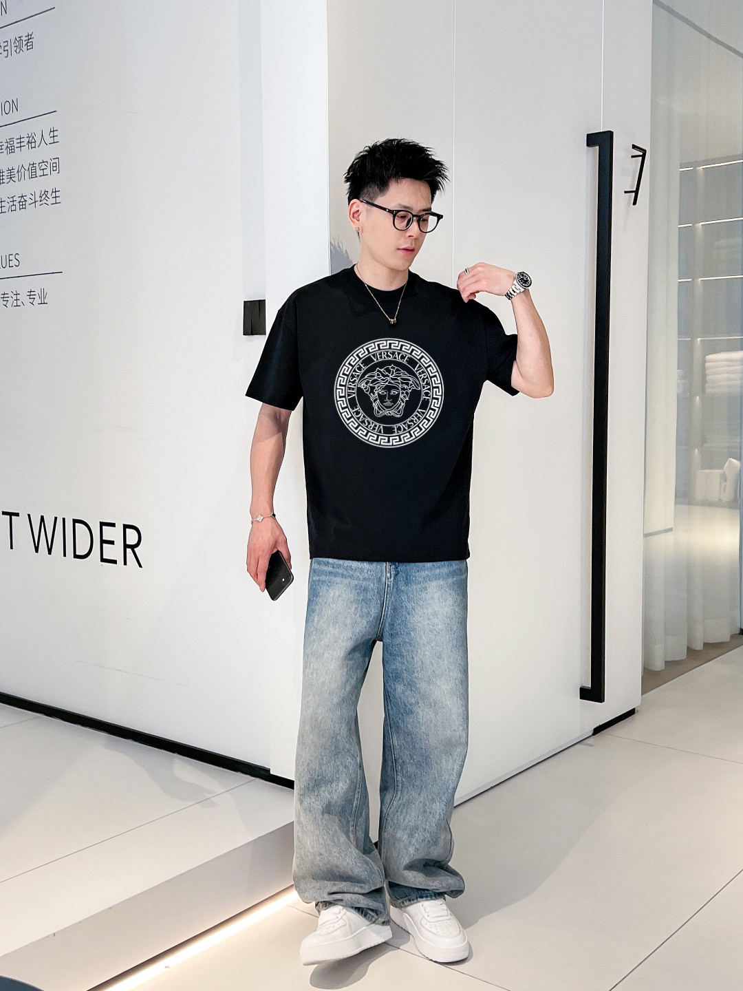 P70 范思哲 春夏新款首发专柜最新款短袖圆领T恤 高端订制 设计前卫时尚！高端定制高支棉面料.手感柔软.穿着舒适.专柜级别精致车线.做工精细.上身效果无敌帅气！型男必备单品！码数：S-2XL