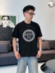 P70 范思哲 春夏新款首发专柜最新款短袖圆领T恤 高端订制 设计前卫时尚！高端定制高支棉面料.手感柔软.穿着舒适.专柜级别精致车线.做工精细.上身效果无敌帅气！型男必备单品！码数：S-2XL