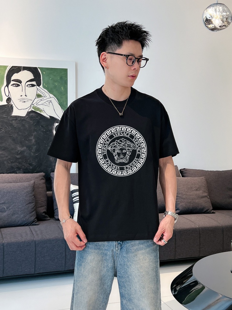 P70 范思哲 春夏新款首发专柜最新款短袖圆领T恤 高端订制 设计前卫时尚！高端定制高支棉面料.手感柔软.穿着舒适.专柜级别精致车线.做工精细.上身效果无敌帅气！型男必备单品！码数：S-2XL