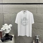 weigou_206788_0_6035c4de65 P80 VersAce*范家* 2026 春夏新款 经典字母简约烫钻 定制双纱平纹纯棉面料 短袖T恤 男女同款 颜色 :黑色 白色 安哥拉红色 尺码: S (90-130斤) M (120-150斤) L (140-165斤) XL (160-180斤) XXL (180-210斤)