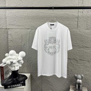 weigou_206788_0_6035c4de65 P80 VersAce*范家* 2026 春夏新款 经典字母简约烫钻 定制双纱平纹纯棉面料 短袖T恤 男女同款 颜色 :黑色 白色 安哥拉红色 尺码: S (90-130斤) M (120-150斤) L (140-165斤) XL (160-180斤) XXL (180-210斤)