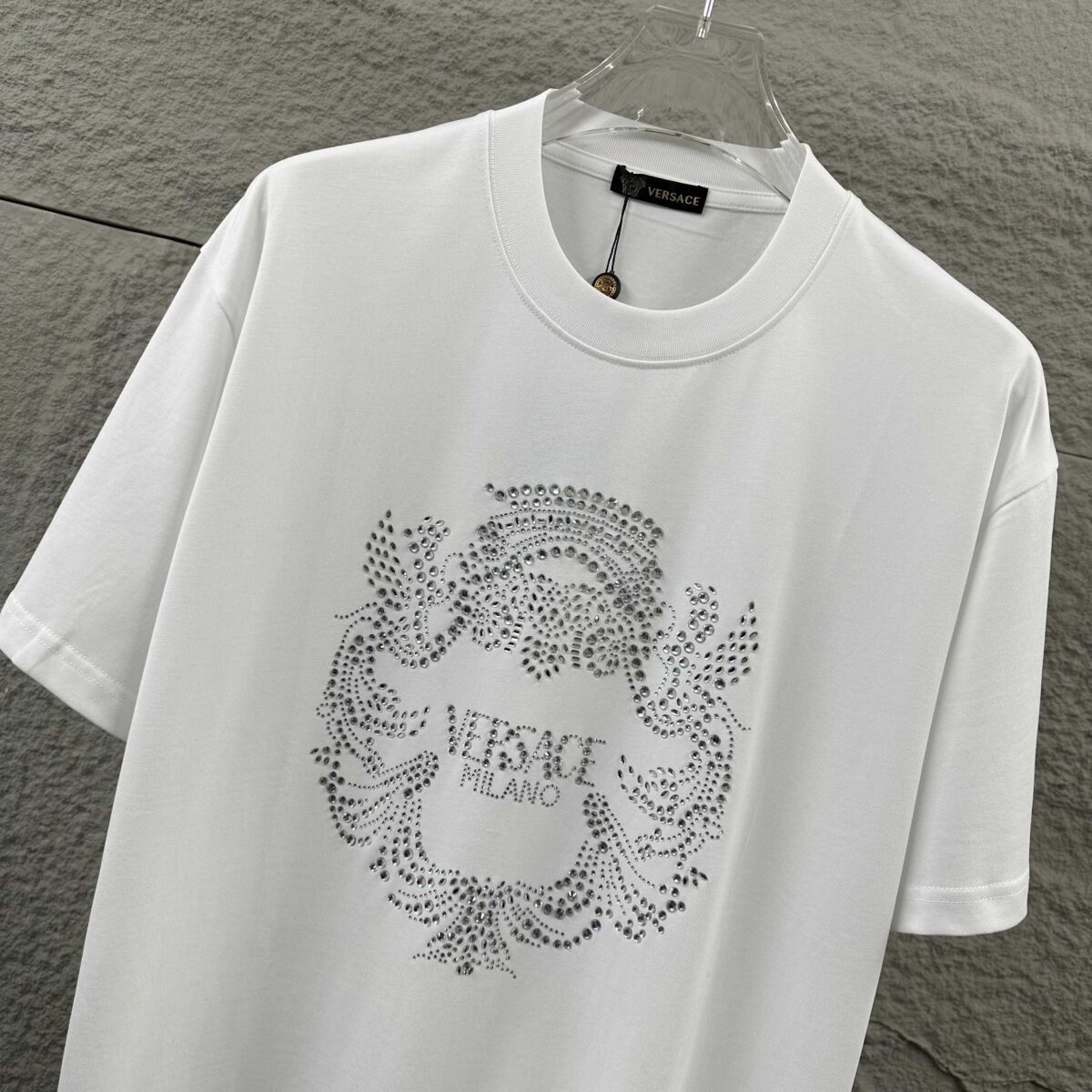 weigou_206788_2_03dc8b7f6c P80 VersAce*范家* 2026 春夏新款 经典字母简约烫钻 定制双纱平纹纯棉面料 短袖T恤 男女同款 颜色 :黑色 白色 安哥拉红色 尺码: S (90-130斤) M (120-150斤) L (140-165斤) XL (160-180斤) XXL (180-210斤)