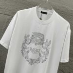 weigou_206788_2_03dc8b7f6c P80 VersAce*范家* 2026 春夏新款 经典字母简约烫钻 定制双纱平纹纯棉面料 短袖T恤 男女同款 颜色 :黑色 白色 安哥拉红色 尺码: S (90-130斤) M (120-150斤) L (140-165斤) XL (160-180斤) XXL (180-210斤)