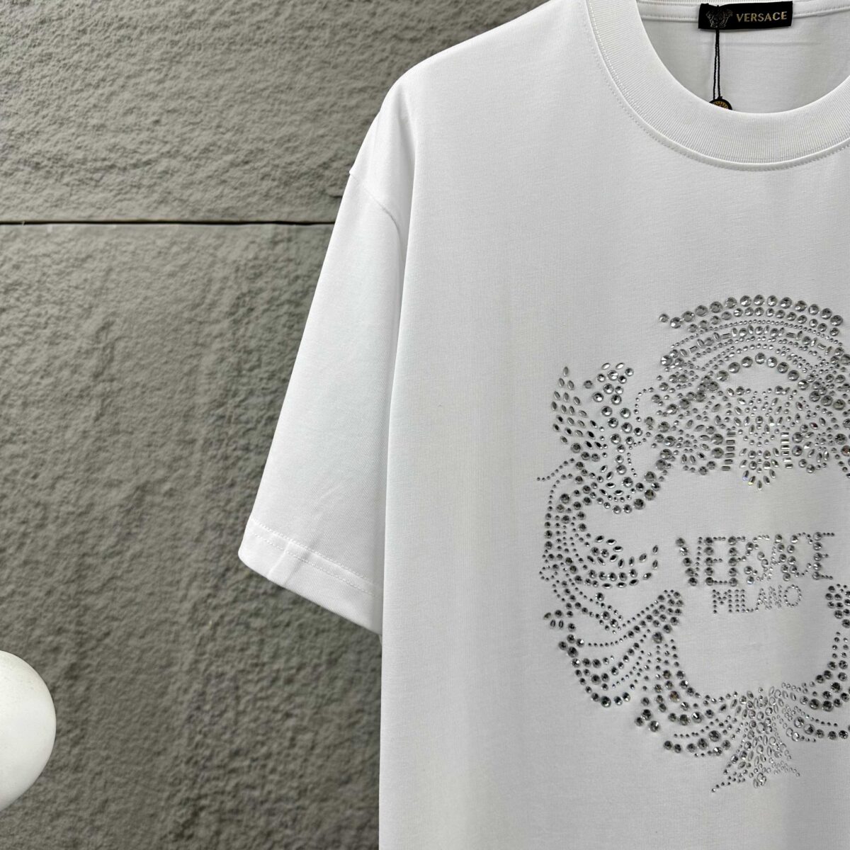 weigou_206788_3_305366bd0b P80 VersAce*范家* 2026 春夏新款 经典字母简约烫钻 定制双纱平纹纯棉面料 短袖T恤 男女同款 颜色 :黑色 白色 安哥拉红色 尺码: S (90-130斤) M (120-150斤) L (140-165斤) XL (160-180斤) XXL (180-210斤)