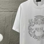 weigou_206788_3_305366bd0b P80 VersAce*范家* 2026 春夏新款 经典字母简约烫钻 定制双纱平纹纯棉面料 短袖T恤 男女同款 颜色 :黑色 白色 安哥拉红色 尺码: S (90-130斤) M (120-150斤) L (140-165斤) XL (160-180斤) XXL (180-210斤)