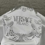 weigou_206788_4_8f15ba23e0 P80 VersAce*范家* 2026 春夏新款 经典字母简约烫钻 定制双纱平纹纯棉面料 短袖T恤 男女同款 颜色 :黑色 白色 安哥拉红色 尺码: S (90-130斤) M (120-150斤) L (140-165斤) XL (160-180斤) XXL (180-210斤)