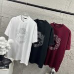 weigou_206788_5_419b662126 P80 VersAce*范家* 2026 春夏新款 经典字母简约烫钻 定制双纱平纹纯棉面料 短袖T恤 男女同款 颜色 :黑色 白色 安哥拉红色 尺码: S (90-130斤) M (120-150斤) L (140-165斤) XL (160-180斤) XXL (180-210斤)