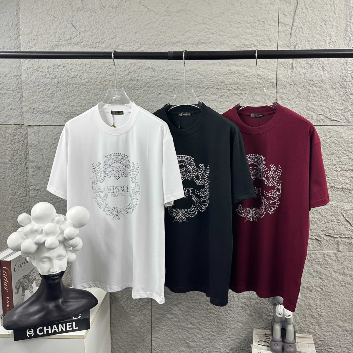 weigou_206788_6_f6e8450eac P80 VersAce*范家* 2026 春夏新款 经典字母简约烫钻 定制双纱平纹纯棉面料 短袖T恤 男女同款 颜色 :黑色 白色 安哥拉红色 尺码: S (90-130斤) M (120-150斤) L (140-165斤) XL (160-180斤) XXL (180-210斤)