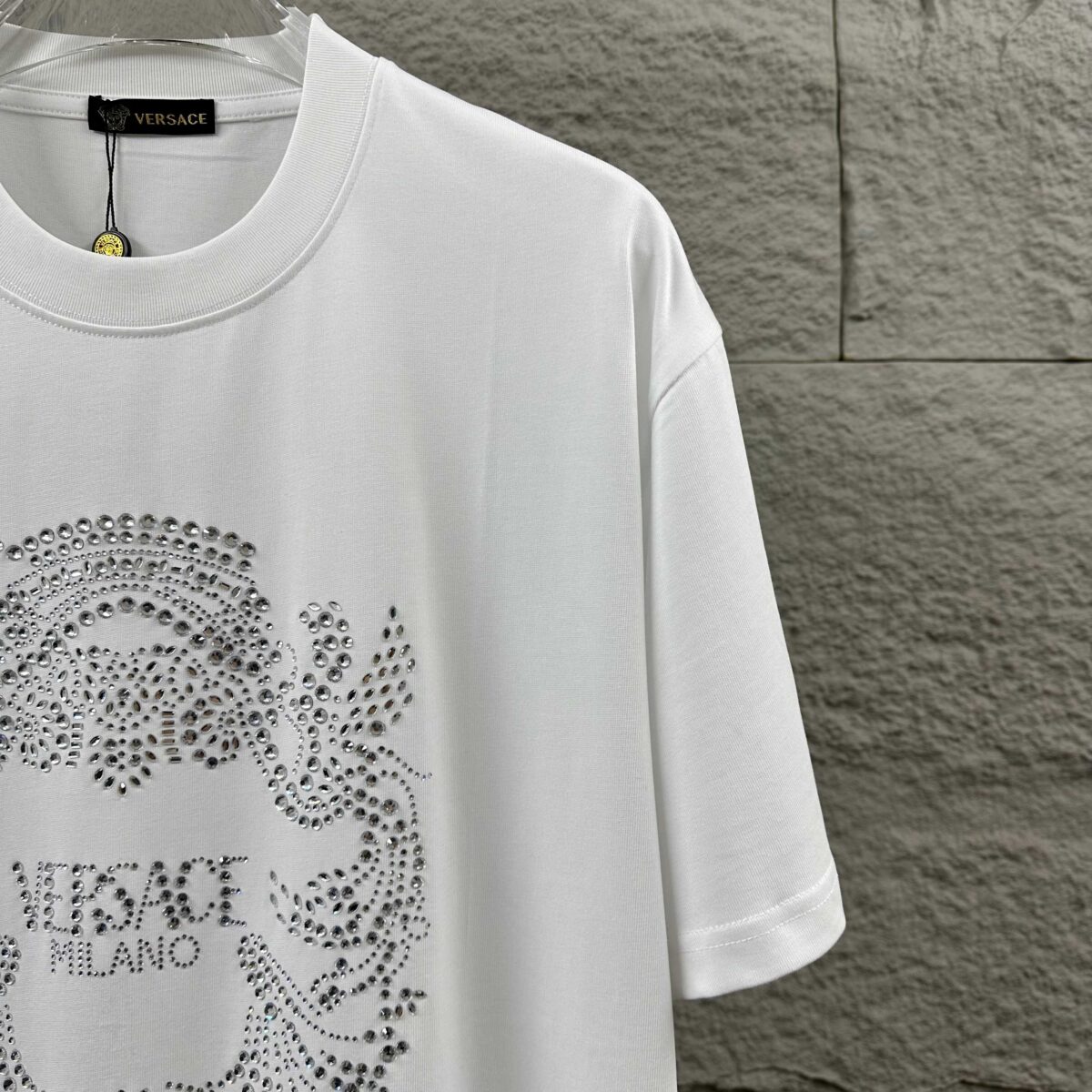 weigou_206788_7_4b4d87c2a7 P80 VersAce*范家* 2026 春夏新款 经典字母简约烫钻 定制双纱平纹纯棉面料 短袖T恤 男女同款 颜色 :黑色 白色 安哥拉红色 尺码: S (90-130斤) M (120-150斤) L (140-165斤) XL (160-180斤) XXL (180-210斤)