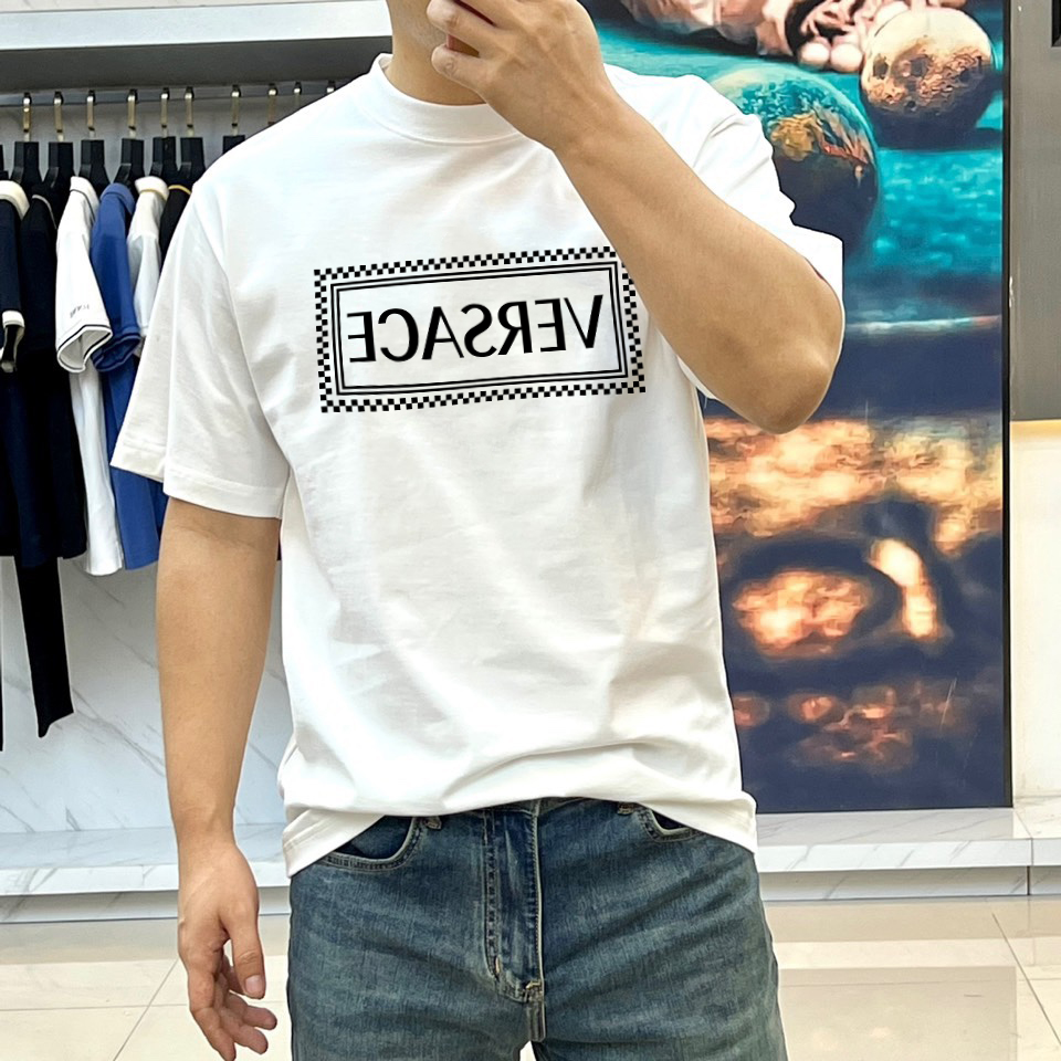 P70 范思哲 夏季新款 印花字母logo休闲短袖t恤。进口100%长绒棉面料，舒适透气，印花图案logo每个细节做到极致，成品完成非常ok！上身极赞，随意百搭！OS版型，S-M-L-XL- XXL（模特173，143斤上身M码）