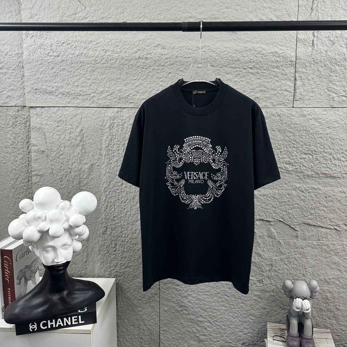 weigou_206829_0_ed024444c6 P80 VersAce*范家* 2026 春夏新款 经典字母简约烫钻 定制双纱平纹纯棉面料 短袖T恤 男女同款 颜色 :黑色 白色 安哥拉红色 尺码: S (90-130斤) M (120-150斤) L (140-165斤) XL (160-180斤) XXL (180-210斤)