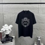 weigou_206829_0_ed024444c6 P80 VersAce*范家* 2026 春夏新款 经典字母简约烫钻 定制双纱平纹纯棉面料 短袖T恤 男女同款 颜色 :黑色 白色 安哥拉红色 尺码: S (90-130斤) M (120-150斤) L (140-165斤) XL (160-180斤) XXL (180-210斤)