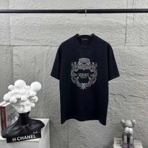 weigou_206829_0_ed024444c6 P80 VersAce*范家* 2026 春夏新款 经典字母简约烫钻 定制双纱平纹纯棉面料 短袖T恤 男女同款 颜色 :黑色 白色 安哥拉红色 尺码: S (90-130斤) M (120-150斤) L (140-165斤) XL (160-180斤) XXL (180-210斤)