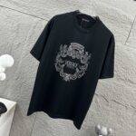 weigou_206829_1_bd64542f4d P80 VersAce*范家* 2026 春夏新款 经典字母简约烫钻 定制双纱平纹纯棉面料 短袖T恤 男女同款 颜色 :黑色 白色 安哥拉红色 尺码: S (90-130斤) M (120-150斤) L (140-165斤) XL (160-180斤) XXL (180-210斤)