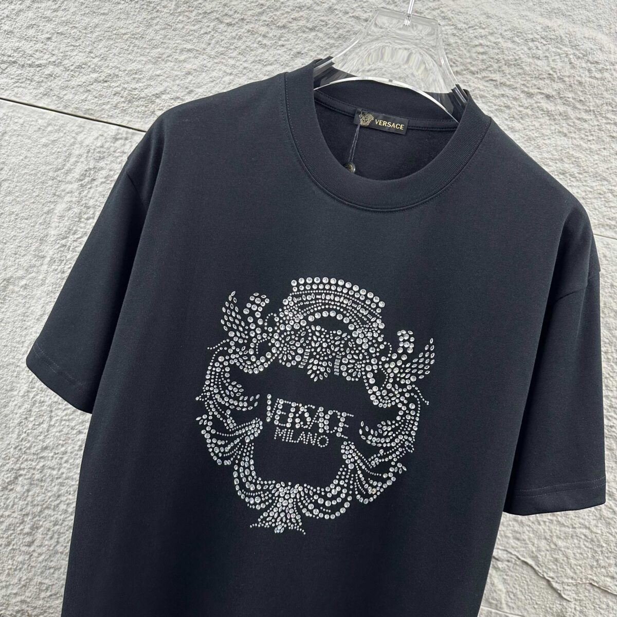 weigou_206829_2_4817f148f1 P80 VersAce*范家* 2026 春夏新款 经典字母简约烫钻 定制双纱平纹纯棉面料 短袖T恤 男女同款 颜色 :黑色 白色 安哥拉红色 尺码: S (90-130斤) M (120-150斤) L (140-165斤) XL (160-180斤) XXL (180-210斤)