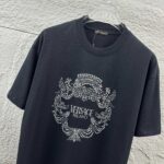 weigou_206829_2_4817f148f1 P80 VersAce*范家* 2026 春夏新款 经典字母简约烫钻 定制双纱平纹纯棉面料 短袖T恤 男女同款 颜色 :黑色 白色 安哥拉红色 尺码: S (90-130斤) M (120-150斤) L (140-165斤) XL (160-180斤) XXL (180-210斤)