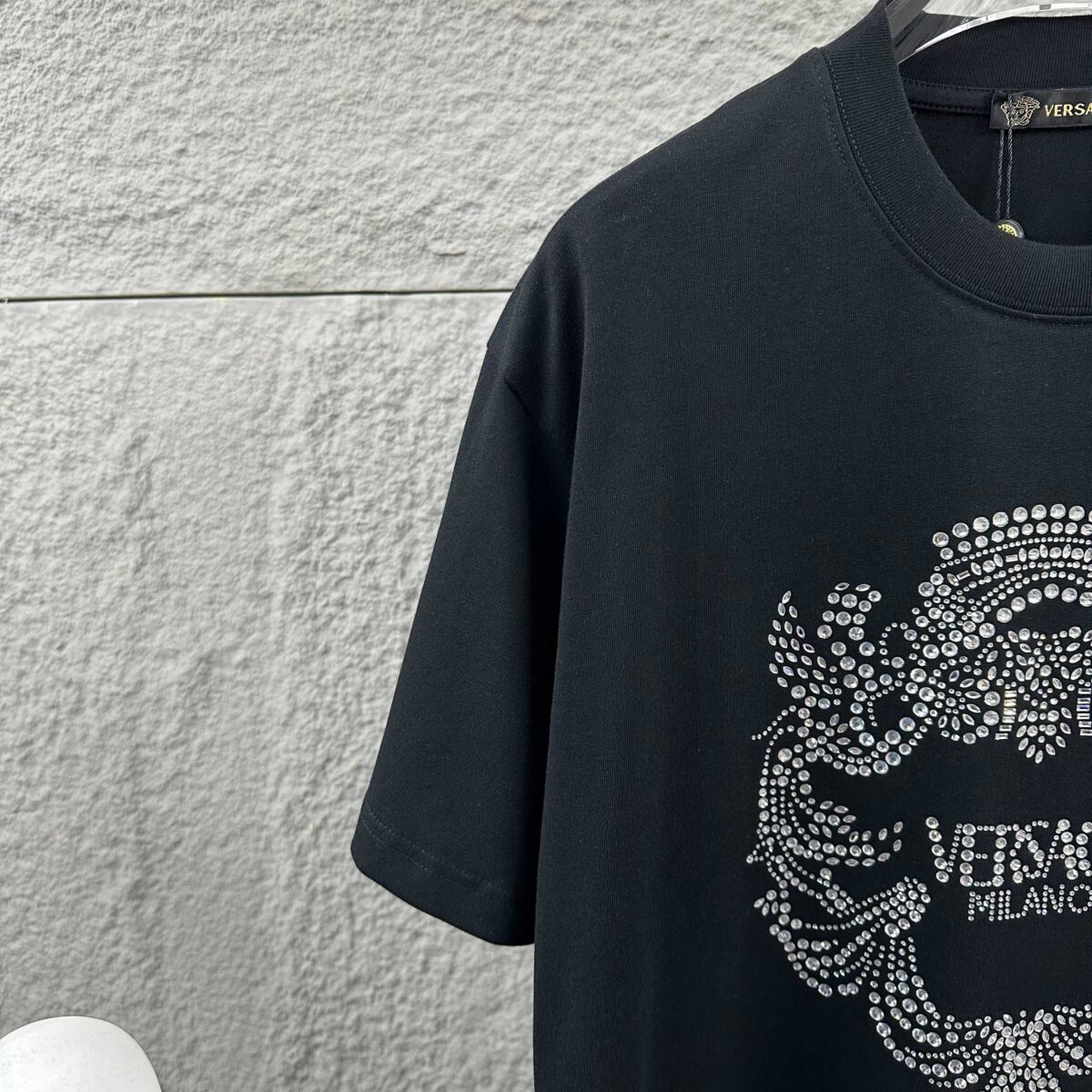 weigou_206829_3_9b2999cfc0 P80 VersAce*范家* 2026 春夏新款 经典字母简约烫钻 定制双纱平纹纯棉面料 短袖T恤 男女同款 颜色 :黑色 白色 安哥拉红色 尺码: S (90-130斤) M (120-150斤) L (140-165斤) XL (160-180斤) XXL (180-210斤)