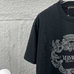 weigou_206829_3_9b2999cfc0 P80 VersAce*范家* 2026 春夏新款 经典字母简约烫钻 定制双纱平纹纯棉面料 短袖T恤 男女同款 颜色 :黑色 白色 安哥拉红色 尺码: S (90-130斤) M (120-150斤) L (140-165斤) XL (160-180斤) XXL (180-210斤)
