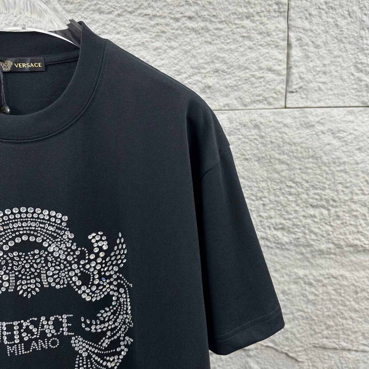 weigou_206829_4_4967e66711 P80 VersAce*范家* 2026 春夏新款 经典字母简约烫钻 定制双纱平纹纯棉面料 短袖T恤 男女同款 颜色 :黑色 白色 安哥拉红色 尺码: S (90-130斤) M (120-150斤) L (140-165斤) XL (160-180斤) XXL (180-210斤)