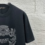 weigou_206829_4_4967e66711 P80 VersAce*范家* 2026 春夏新款 经典字母简约烫钻 定制双纱平纹纯棉面料 短袖T恤 男女同款 颜色 :黑色 白色 安哥拉红色 尺码: S (90-130斤) M (120-150斤) L (140-165斤) XL (160-180斤) XXL (180-210斤)