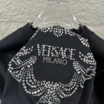 weigou_206829_5_3edded9bd6 P80 VersAce*范家* 2026 春夏新款 经典字母简约烫钻 定制双纱平纹纯棉面料 短袖T恤 男女同款 颜色 :黑色 白色 安哥拉红色 尺码: S (90-130斤) M (120-150斤) L (140-165斤) XL (160-180斤) XXL (180-210斤)
