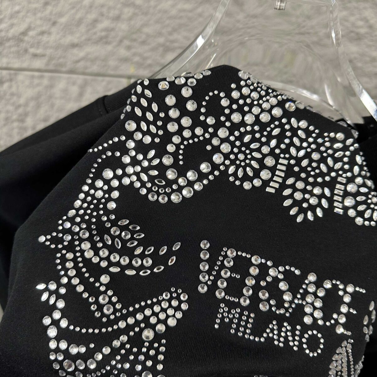 weigou_206829_6_f80205f89d P80 VersAce*范家* 2026 春夏新款 经典字母简约烫钻 定制双纱平纹纯棉面料 短袖T恤 男女同款 颜色 :黑色 白色 安哥拉红色 尺码: S (90-130斤) M (120-150斤) L (140-165斤) XL (160-180斤) XXL (180-210斤)